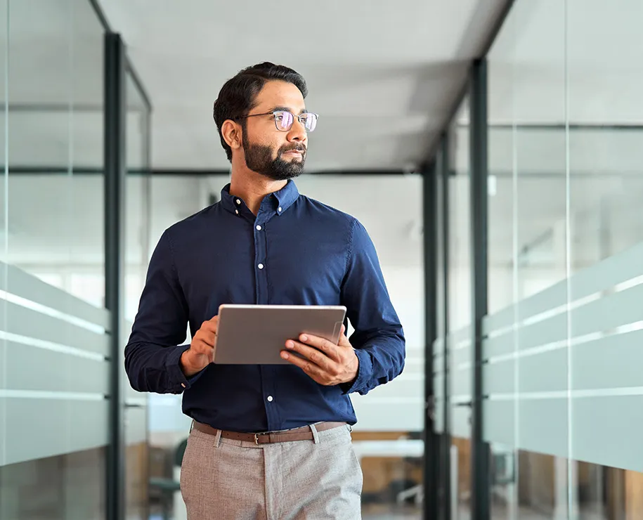 Ein Unternehmer mit einem Tablet