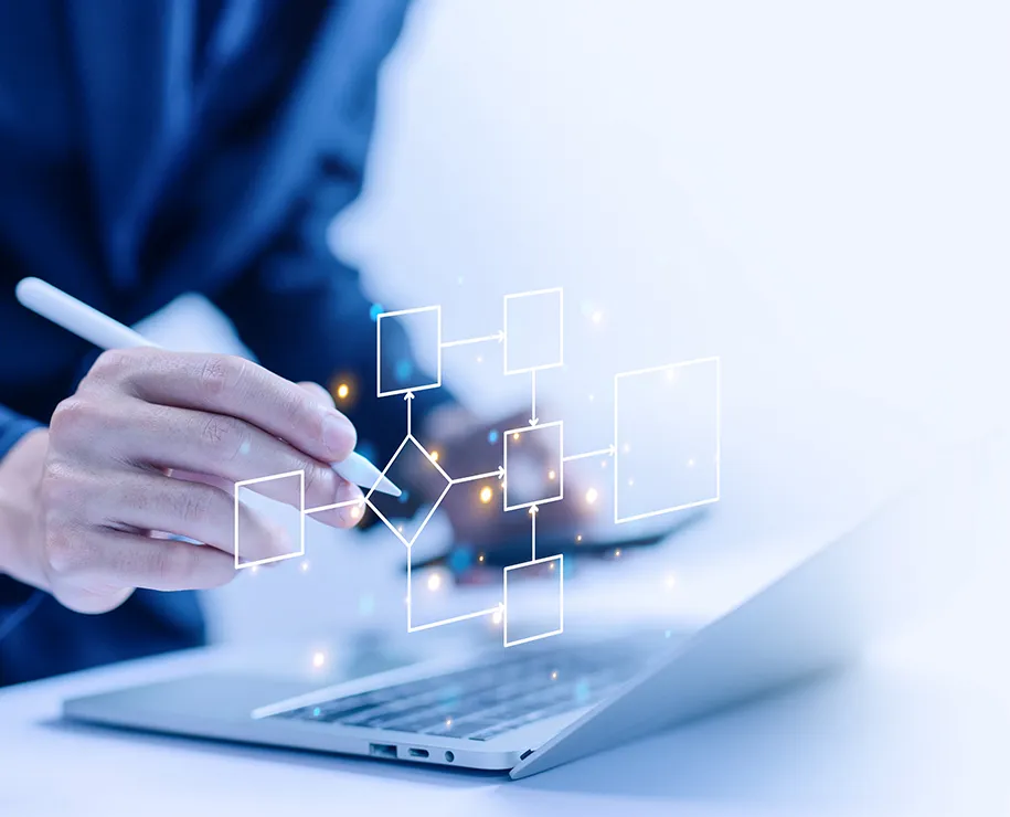 Ein Mann mit Eingabestift an einem Tablet, darüber schwebende Icons