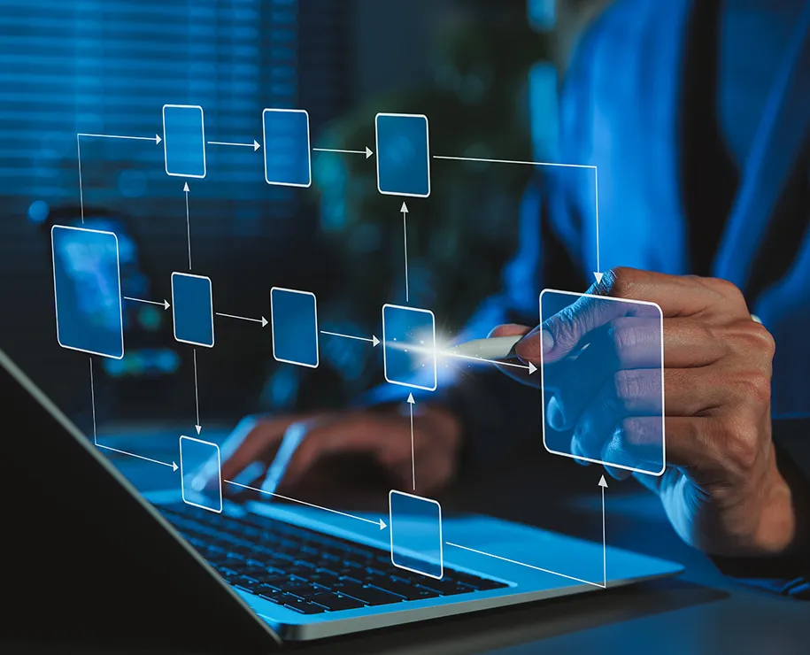 Ein Diagramm schwebt über einem Laptop