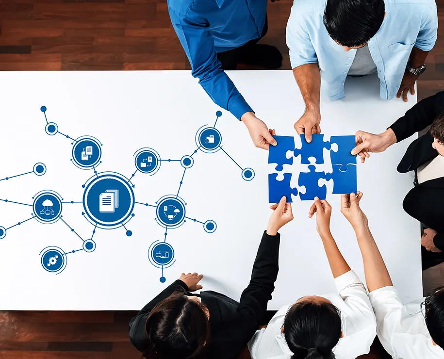 Menschen halten Teile eines Puzzles über einem Tisch mit Icons