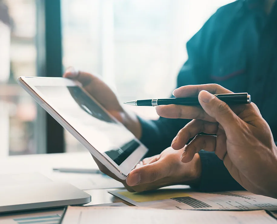 Zwei Personen arbeiten an einem Tablet