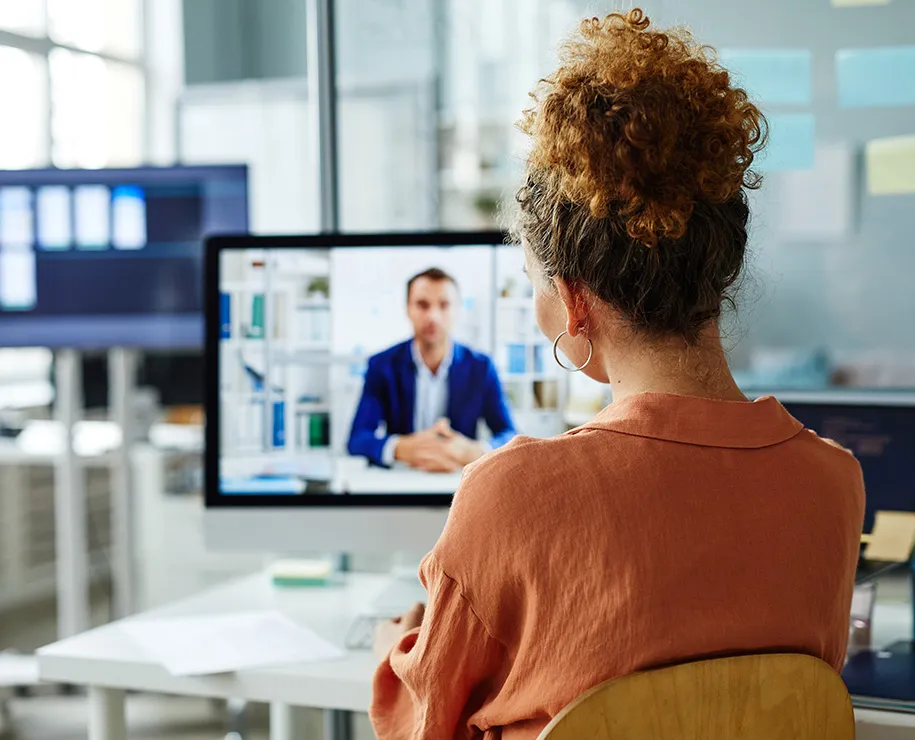 Eine Unternehmerin lässt sich via Online-Meeting beraten