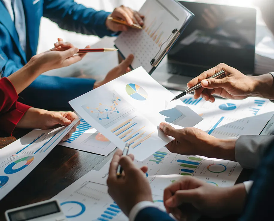 Ein Team bei der Analyse von Datenausdrucken