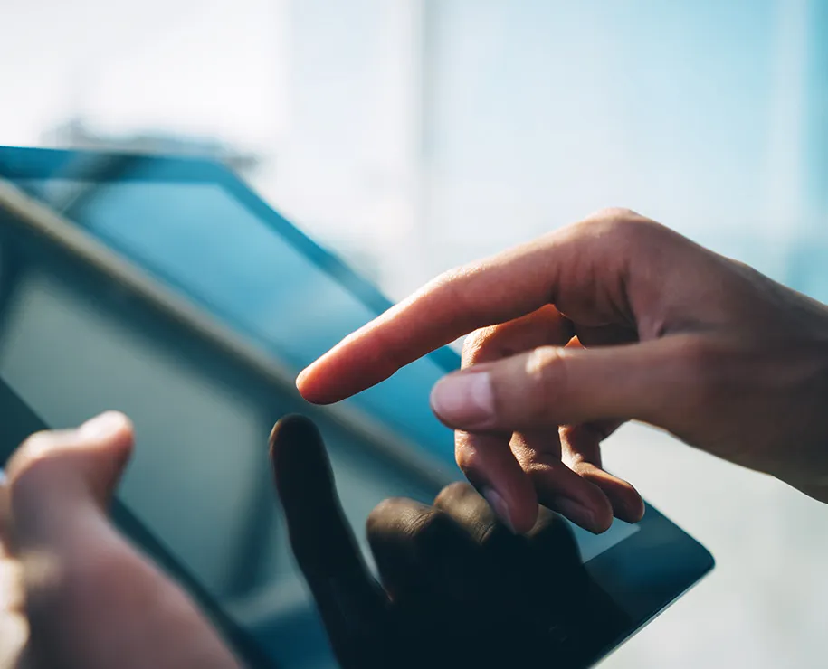 Eine Hand tippt auf einem Tablet