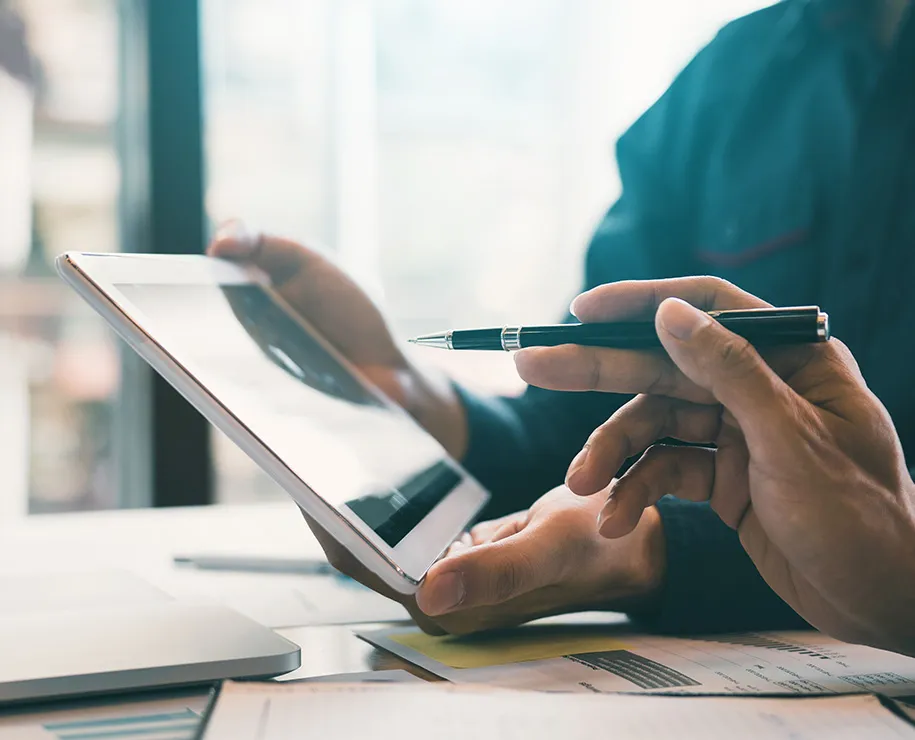 Analyse der Technologien auf einem Tablet