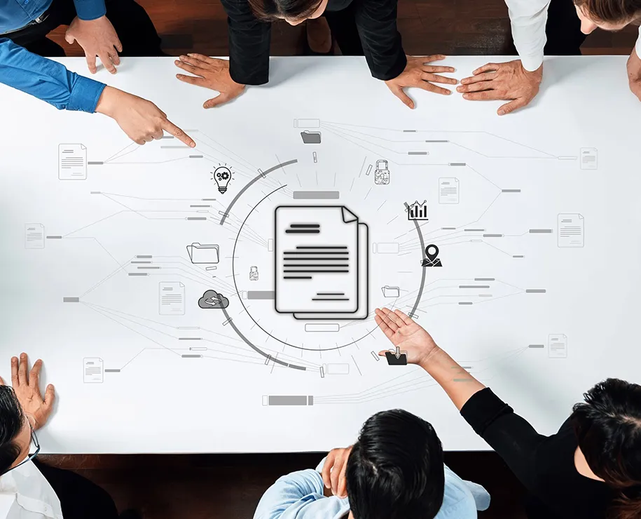 Menschen tauschen sich aus über einem Tisch mit Darstellung von Dateien und Datenaustausch
