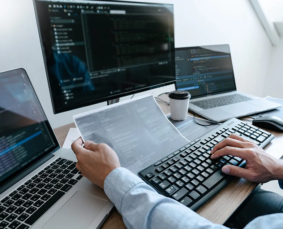 Ein Mitarbeiter am PC bei der Datenerfassung