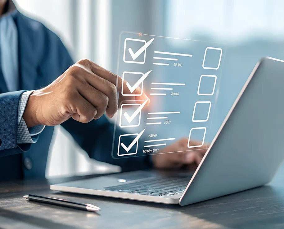 Über einem Laptop schwebende Icons symbolisieren interaktive Formulare