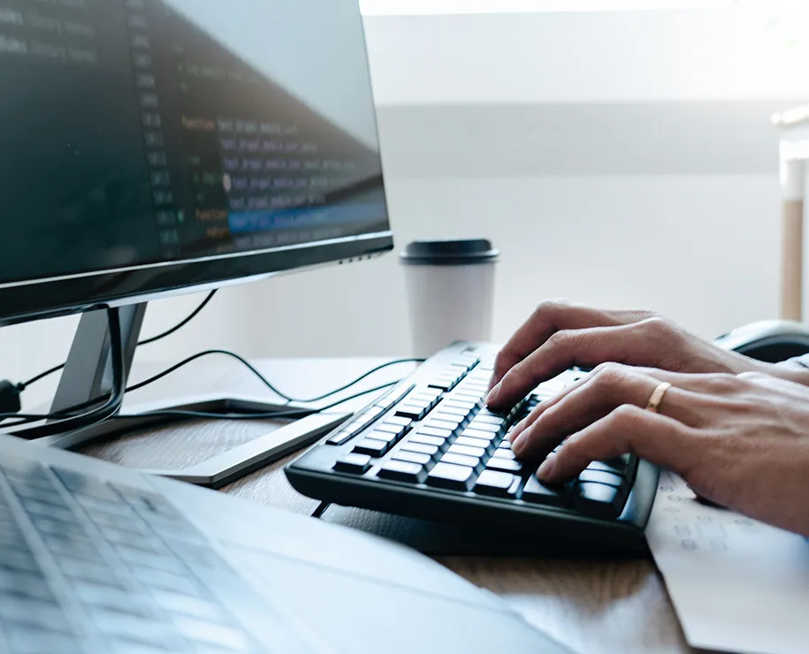 Hände tippen auf einer Tastatur