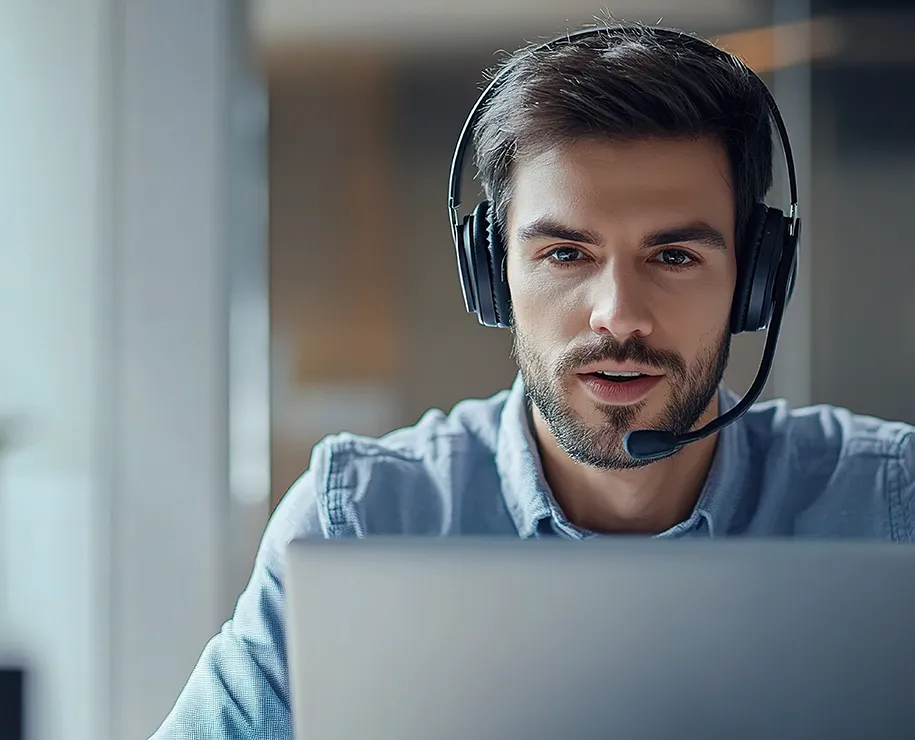 Ein Mitarbeiter führt einen Videocall durch