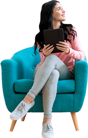 Frau mit Tablet schaut zur Seite. Ausfüllbares Formular in Outlook erstellen - Formilo GmbH