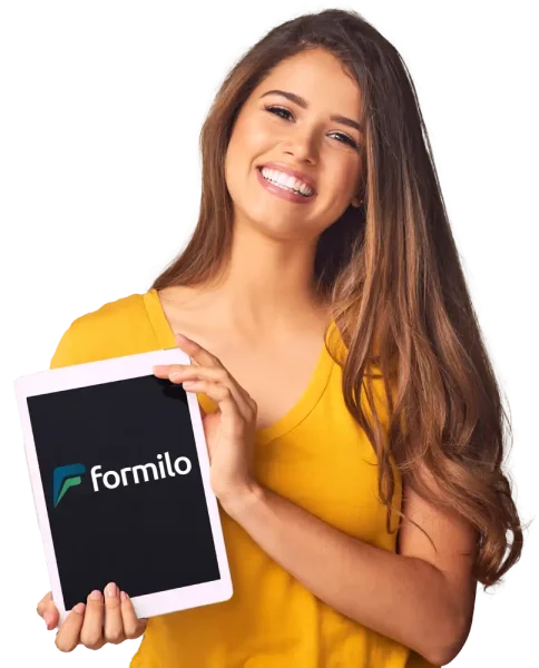 Lachende Frau zeigt Formilo Logo