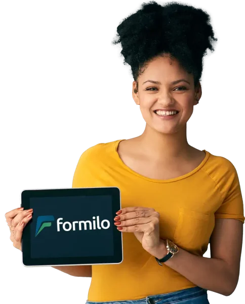 Frau lächelt und zeigt Formilo Logo auf einem Tablet